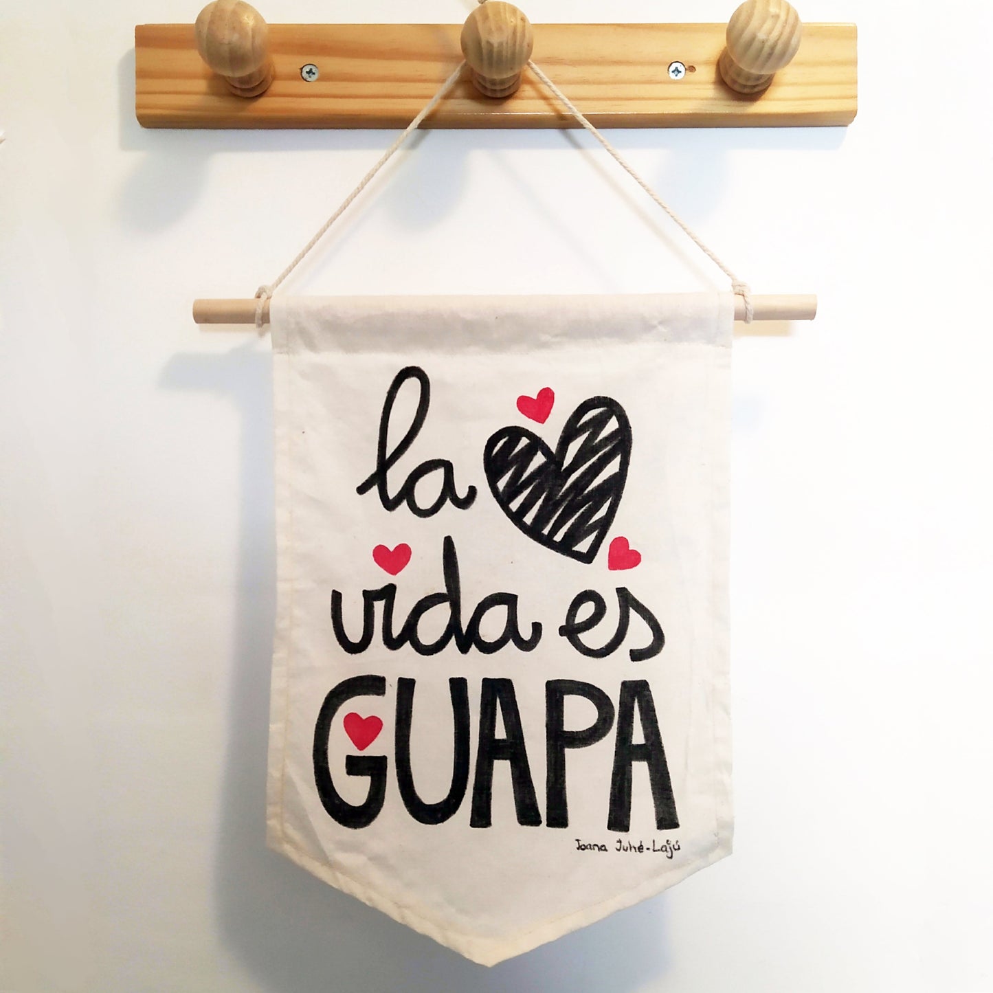 La vida es guapa, hand-painted banner